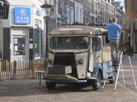 901508 Afbeelding van een oude Citroën HY - bestelwagen, die dienst doet als afhaalpunt van Grand Café Ubica ...